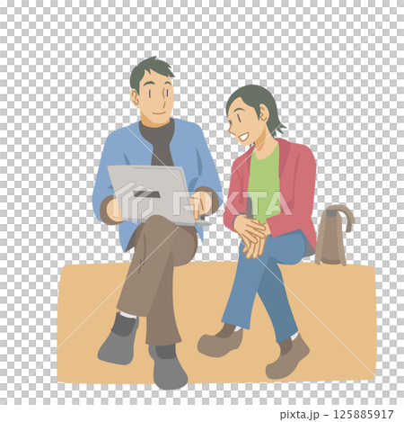 ノートPCを見ながら談笑するカップル 125885917