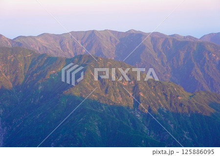 飯豊山頂上からの門内岳・地神山・大石山・鉾立峰 飯豊山頂上からの門内岳・地神山・大石山・鉾立峰 125886095