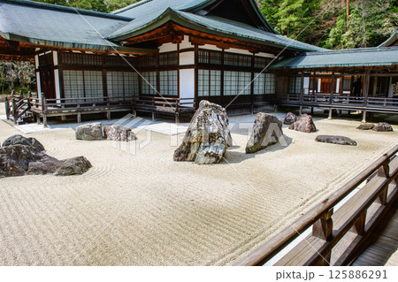 金剛峯寺 別殿より観る蟠龍庭と奥殿 高野山 和歌山県 金剛峯寺 別殿より観る蟠龍庭と奥殿 高野山 和歌山県 125886291