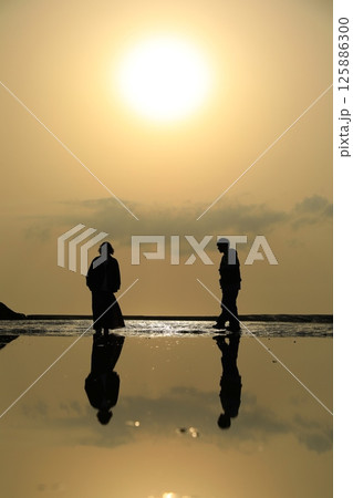 夕焼け空が鏡のように反射する天神崎の海際(日本 和歌山県田辺市) 夕焼け空が鏡のように反射する天神崎の海際(日本 和歌山県田辺市) 125886300