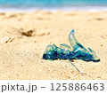砂浜に打ち上げられたブルーボトル 125886463