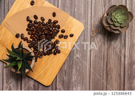 Coffeebeans on bord. 125886643