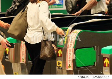 新幹線の改札を抜ける乗降客 改札を抜ける乗客 新幹線の改札を抜ける乗降客 改札を抜ける乗客 125886687