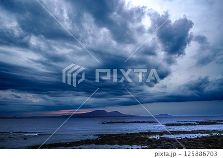 ＜五島の風景＞曇りの朝の鬼岳と富江の海 125886703