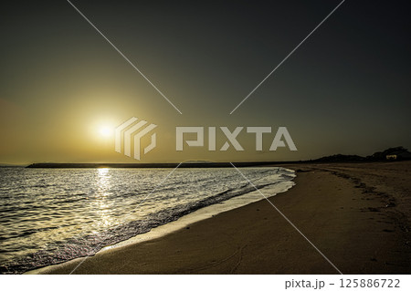 ＜五島の風景＞夜明けの多郎島海水浴場 125886722