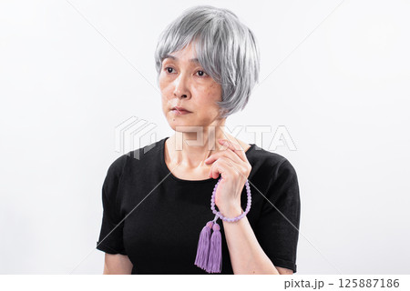 数珠を持つ白髪のシニア女性 数珠を持つ白髪のシニア女性 125887186