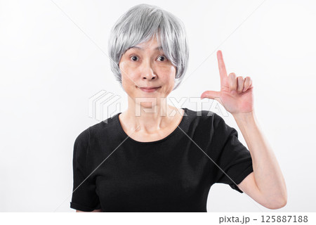 人差し指を立てて指示を出す高齢者の女性 人差し指を立てて指示を出す高齢者の女性 125887188