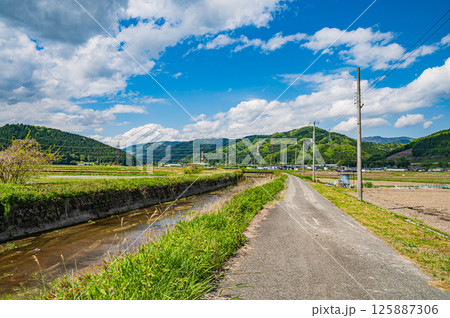 湖北地方余呉町の田園風景　滋賀県長浜市 125887306