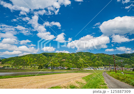 湖北地方余呉町の田園風景 滋賀県長浜市 湖北地方余呉町の田園風景 滋賀県長浜市 125887309