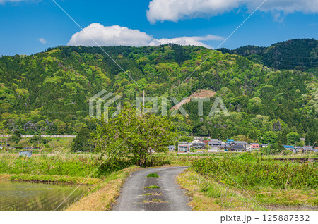 湖北地方余呉町の田園風景 滋賀県長浜市 湖北地方余呉町の田園風景 滋賀県長浜市 125887332