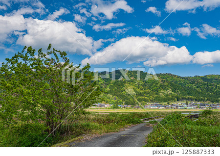 湖北地方余呉町の田園風景 滋賀県長浜市 湖北地方余呉町の田園風景 滋賀県長浜市 125887333