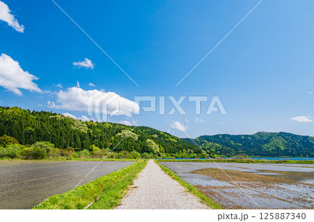 湖北地方余呉町の田園風景 滋賀県長浜市 湖北地方余呉町の田園風景 滋賀県長浜市 125887340