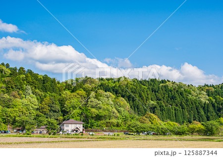 湖北地方余呉町の田園風景　滋賀県長浜市 125887344