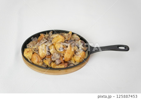 vorotka with fried potatoes and meat with mushrooms and cream sizzling pan filled with golden roasted potatoes seasoned with spices, served fresh at a Christmas market. The vibrant colors and street vorotka with fried potatoes and meat with mushrooms and cream sizzling pan filled with golden roasted potatoes seasoned with spices, served fresh at a Christmas market. The vibrant colors and street 125887453