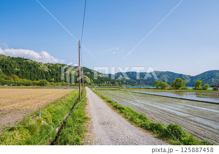 湖北地方余呉町の田園風景 滋賀県長浜市 湖北地方余呉町の田園風景 滋賀県長浜市 125887458