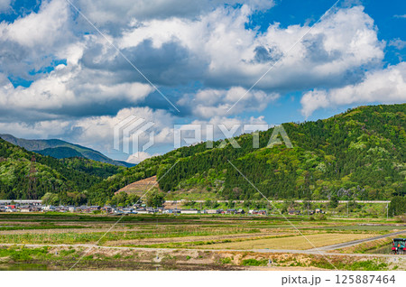 湖北地方余呉町の田園風景　滋賀県長浜市 125887464