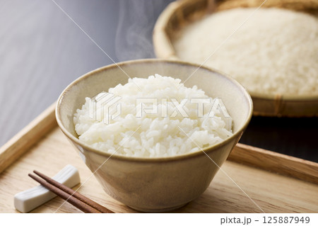 茶碗に盛られたご飯 125887949