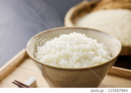 茶碗に盛られたご飯 125887964