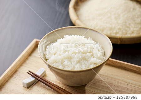 茶碗に盛られたご飯 125887968
