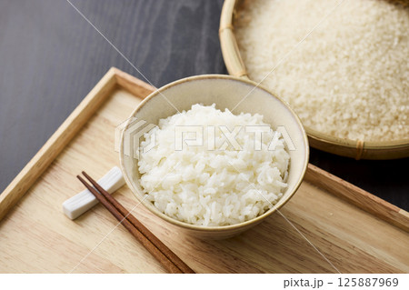 茶碗に盛られたご飯 茶碗に盛られたご飯 125887969