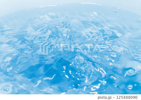 激しく波立つ青い水の表面. 激しく波立つ青い水の表面. 125888090