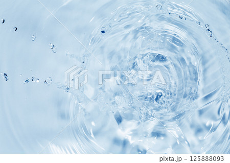 激しく水飛沫を上げる水面. 125888093