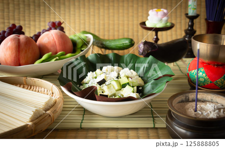 精霊棚　盆棚　お飾り　精霊馬と精霊牛　先祖供養　キュウリで作った精霊馬　ナスで作った精霊牛　水の子 125888805