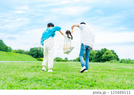 公園で遊ぶ家族 125889111