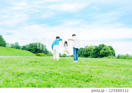 公園で遊ぶ家族 125889112