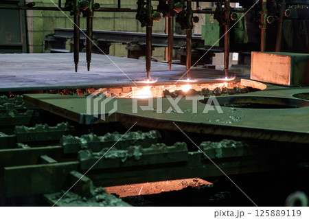 鉄工所の極厚鋼板をガス溶断する機械　切断 125889119