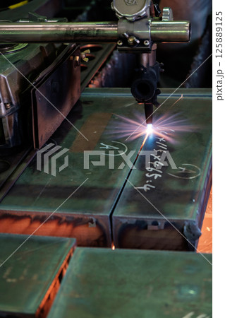 鉄工所の極厚鋼板をガス溶断する機械　切断 125889125