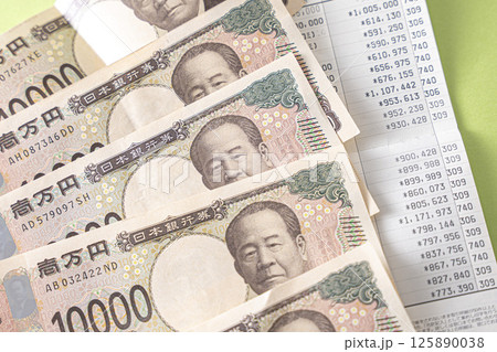 お金と通帳 125890038