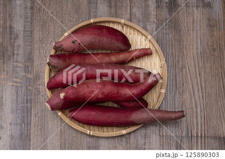 干し芋を作る工程  125890303