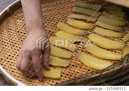 干し芋を作る工程  125890311