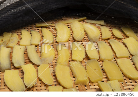 干し芋を作る工程 干しざるに並べたサツマイモを天日干しにする 125890450