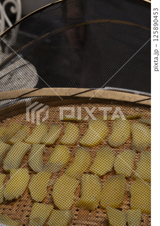 干し芋を作る工程 干しざるに並べたサツマイモを天日干しにする 125890453