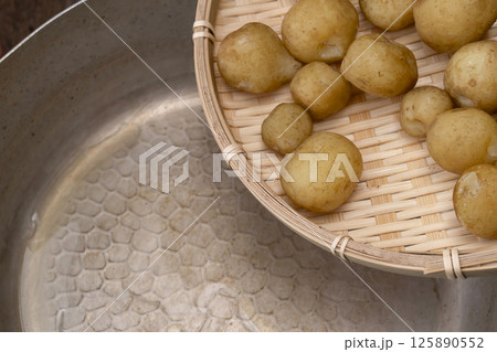 皮付き小芋の煮っころがしを作る工程 皮付き小芋の煮っころがしを作る工程 125890552