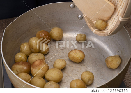 皮付き小芋の煮っころがしを作る工程 皮付き小芋の煮っころがしを作る工程 125890553