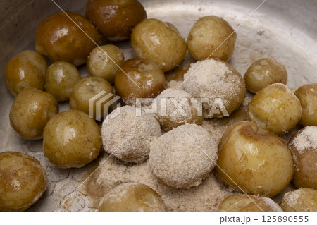 皮付き小芋の煮っころがしを作る工程 皮付き小芋の煮っころがしを作る工程 125890555