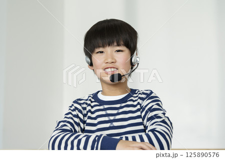 インカムをつけた小学4年生の男の子 125890576