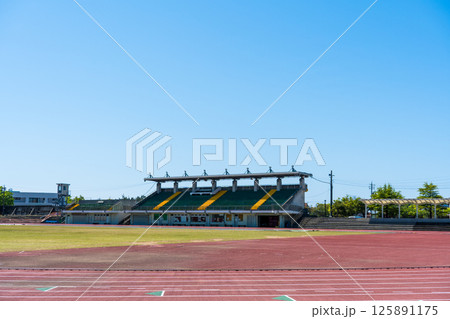 快晴の青空と陸上競技場のトラックイメージ｜末広陸上競技場（通称：勧進帳スタジアム）｜石川県小松市 125891175