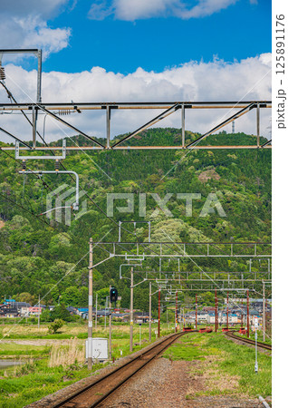 北陸本線余呉駅ホームからの眺め　滋賀県長浜市余呉町 125891176