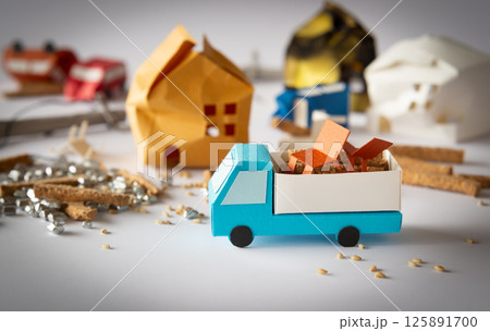 災害廃棄物を運ぶトラック　地震　瓦礫　被災地　被害　片付け　災害ゴミ 125891700