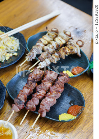横浜の有名立ち呑み居酒屋でお昼を食す。 もつ焼きや生肉が美味しく食べられる。 125891920