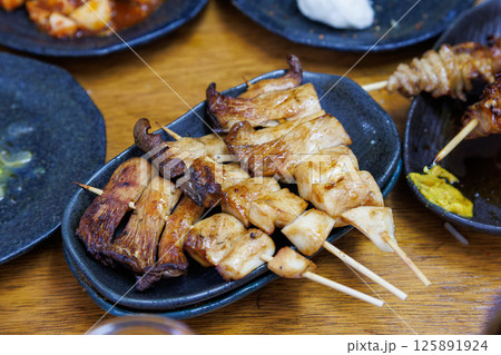 横浜の有名立ち呑み居酒屋でお昼を食す。 もつ焼きや生肉が美味しく食べられる。 125891924