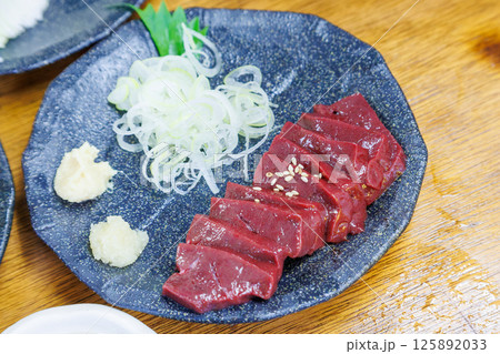 横浜の有名立ち呑み居酒屋でお昼を食す。 もつ焼きや生肉が美味しく食べられる。 神奈川県横浜市2024 125892033