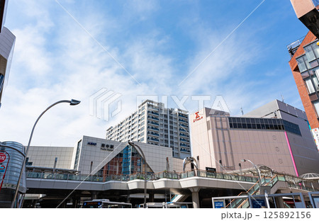京王線府中駅の北口を眺める　春の青空　東京都府中市宮町 125892156