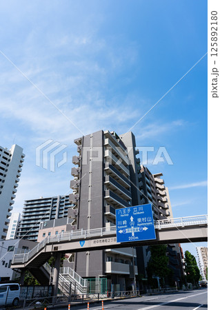 京王線府中駅の北口　甲州街道から西方向を見る　春の青空　東京都府中市宮町 125892180