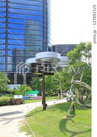 麻布台ヒルズ タワープラザと大屋根 "The Cloud" 麻布台ヒルズ タワープラザと大屋根 "The Cloud" 125892329