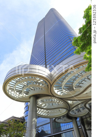 麻布台ヒルズ タワープラザと大屋根 "The Cloud" 麻布台ヒルズ タワープラザと大屋根 "The Cloud" 125892336